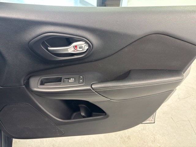 Used 2016 Jeep Cherokee Latitude w/ Cold Weather Group AWD/4WD image 24