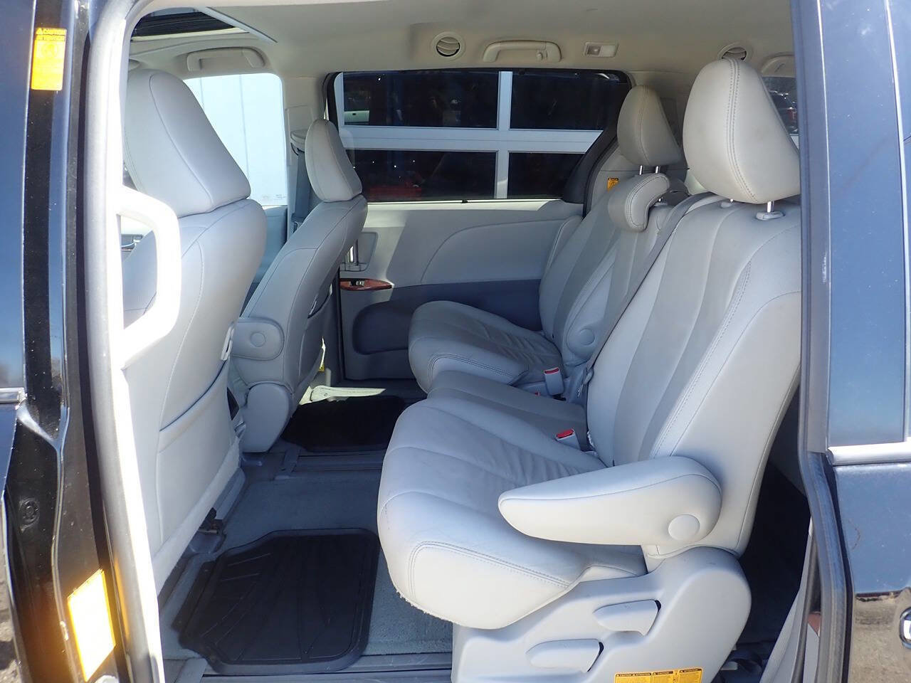 Used 2013 Toyota Sienna XLE FWD image 12