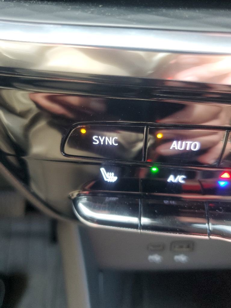 Used 2024 Buick Encore GX Avenir w/ Avenir Technology Package FWD image 25