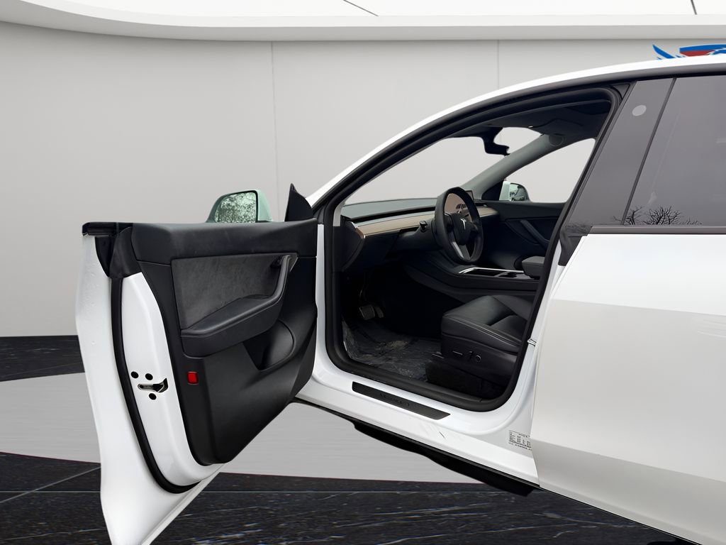 Used 2022 Tesla Model Y Long Range image 13