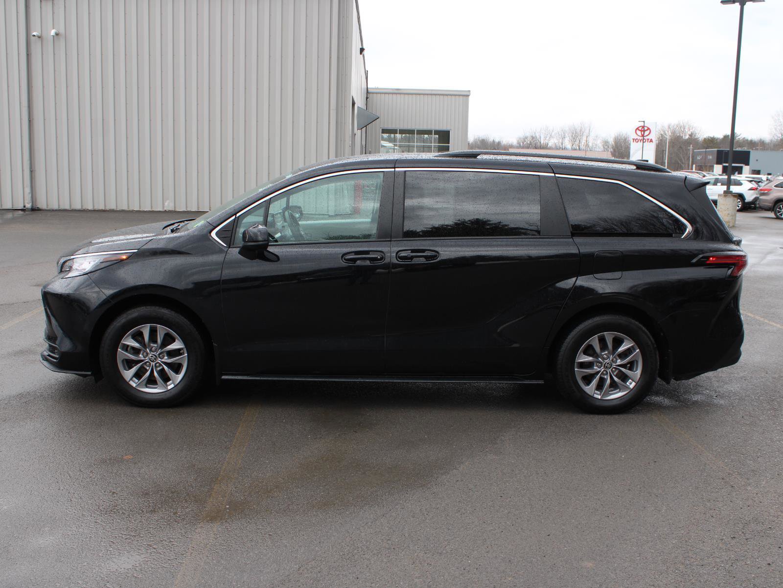 Used 2022 Toyota Sienna LE image 4