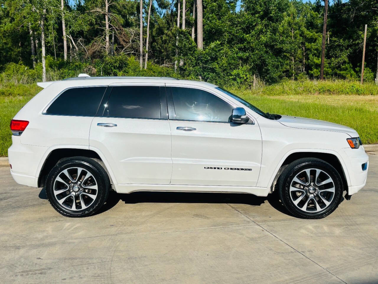 Used 2017 Jeep Grand Cherokee Overland image 4