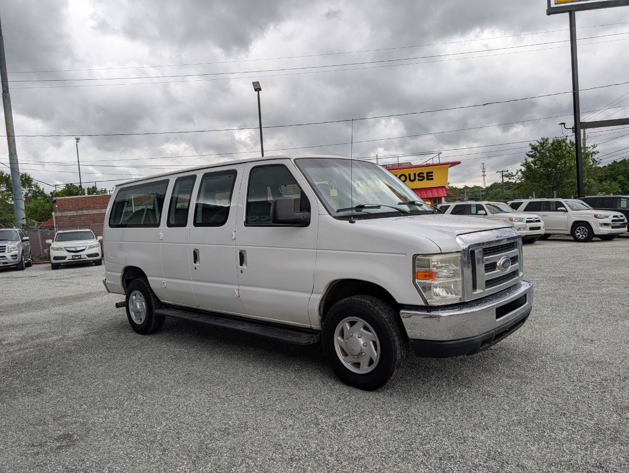 Used 2013 Ford E-350 and Econoline 350 XLT RWD image 3