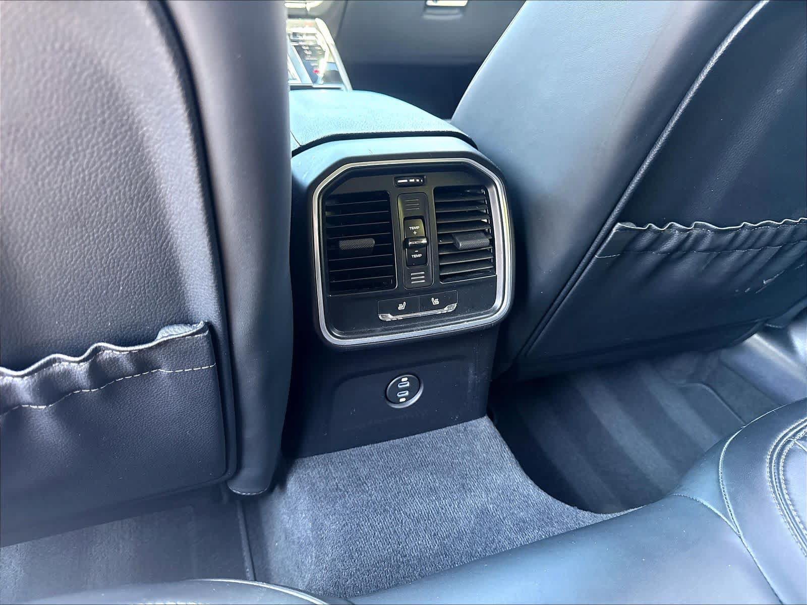 Used 2023 Porsche Macan AWD/4WD image 33