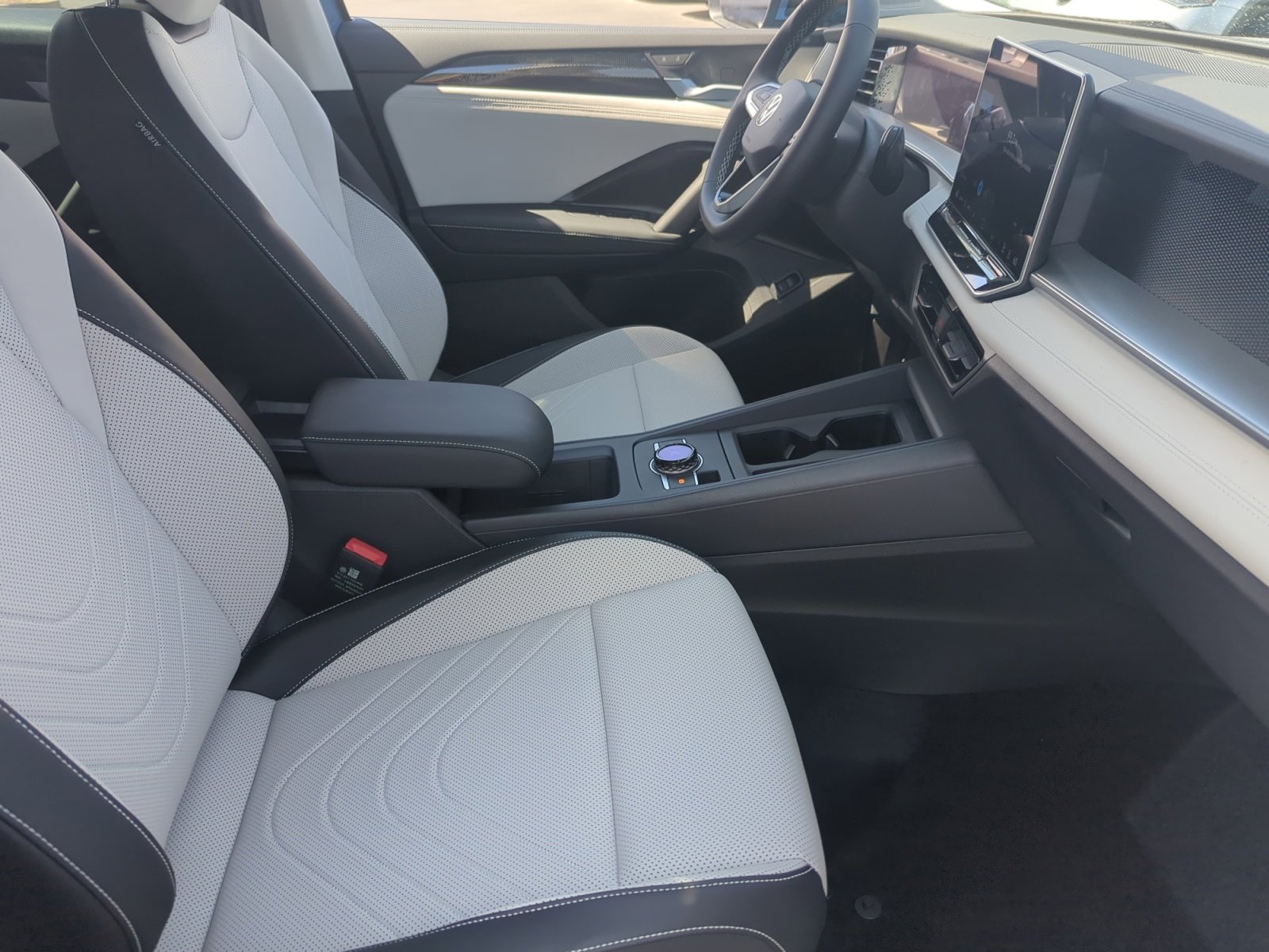 New 2025 Volkswagen Tiguan SE image 18