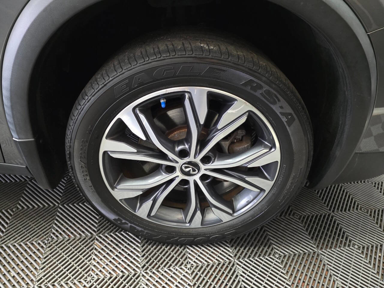 Used 2017 INFINITI QX30 Premium w/ Navigation Package image 37