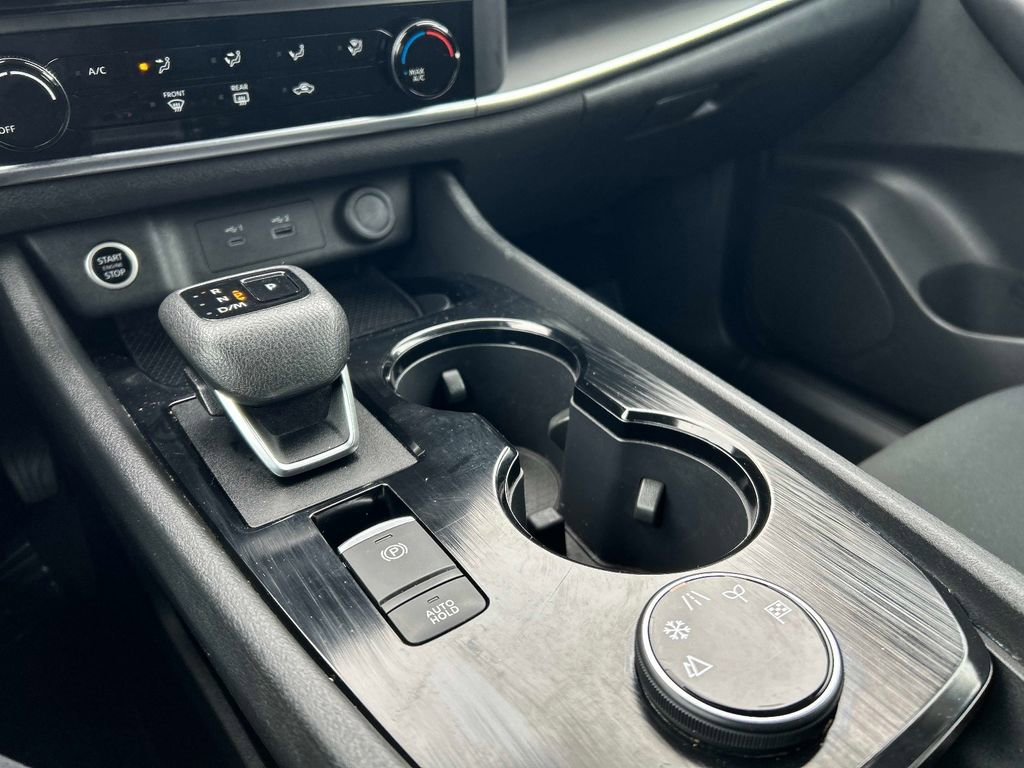 Used 2023 Nissan Rogue S image 32