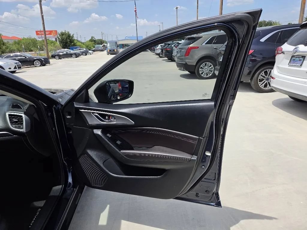 Used 2018 MAZDA MAZDA3 Touring FWD image 22