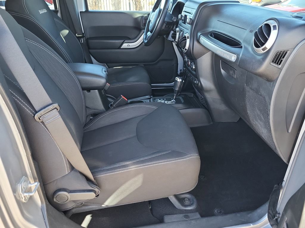 Used 2017 Jeep Wrangler Unlimited Sahara w/ Connectivity Group image 15