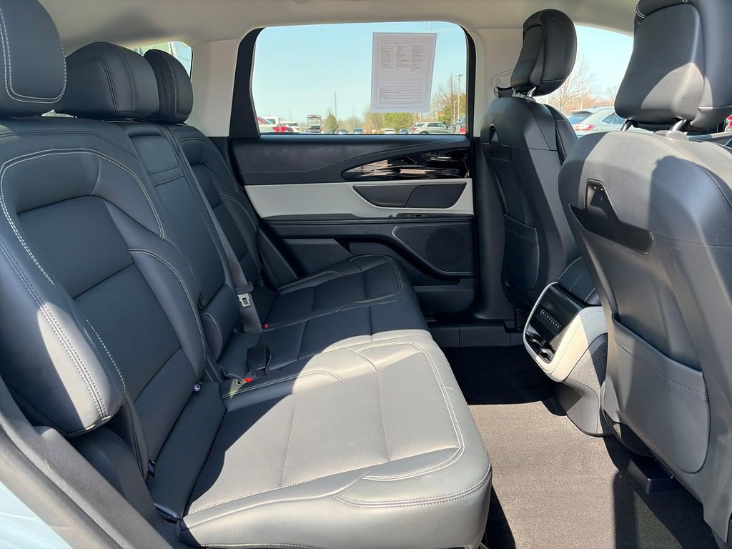 Used 2025 Lincoln Nautilus Premier AWD/4WD image 33