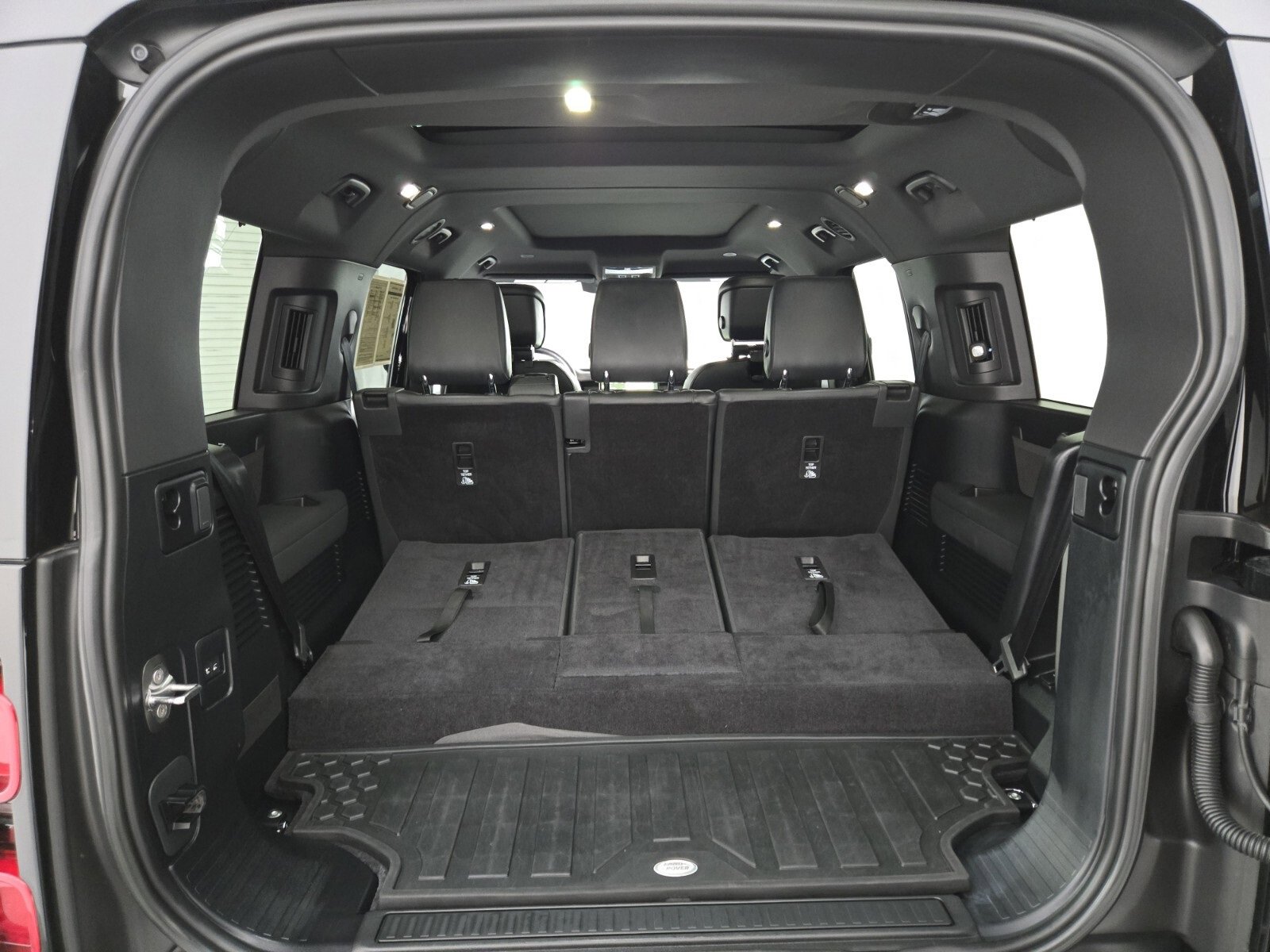 Used 2023 Land Rover Defender 130 X-Dynamic SE image 15