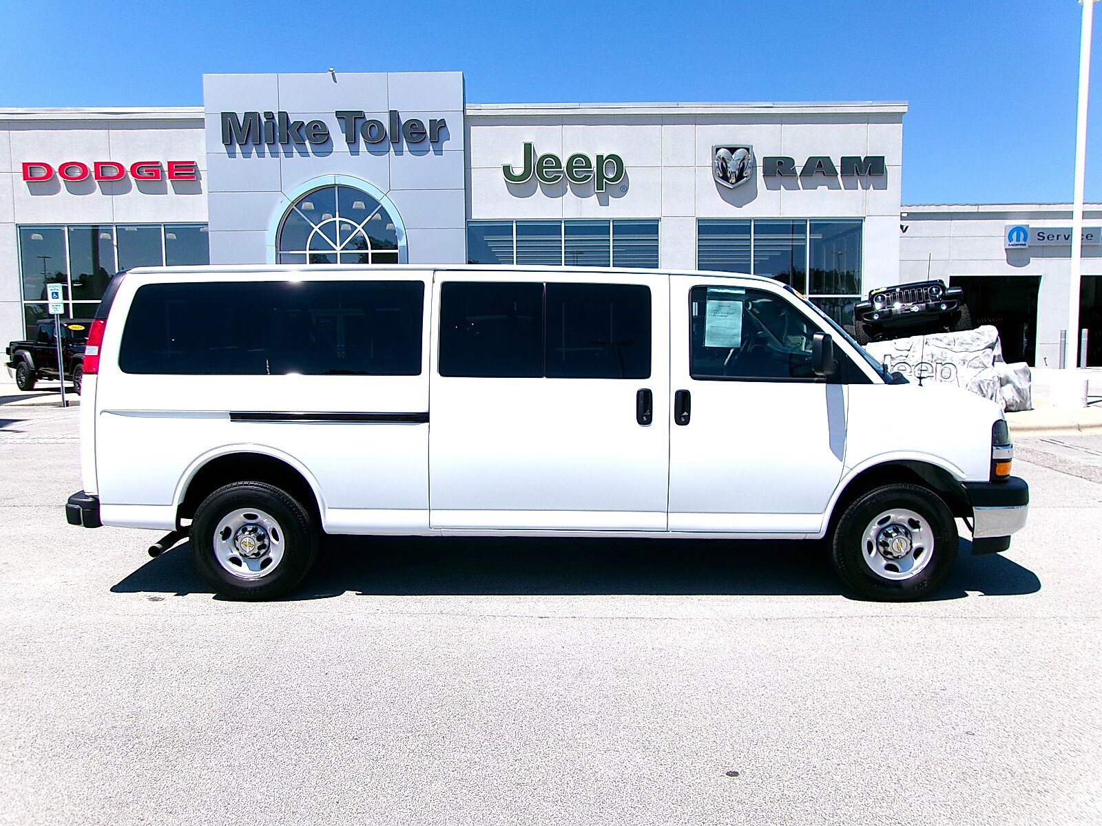 Used 2024 Chevrolet Express 3500 LT w/ LT Preferred Equipment Group RWD image 6
