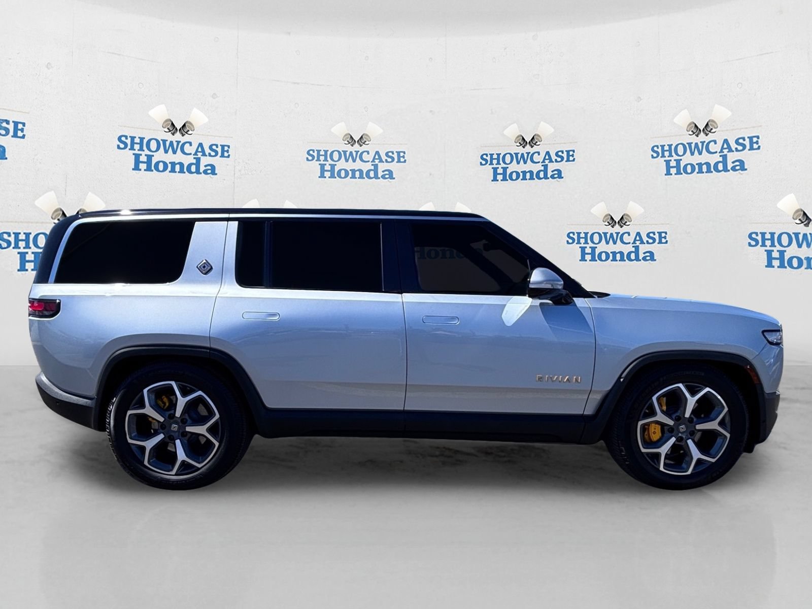 Used 2023 Rivian R1S Adventure AWD/4WD image 9