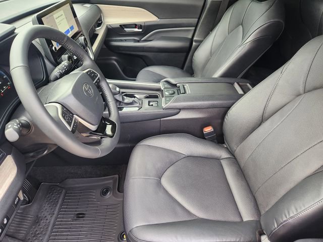 Used 2025 Toyota Grand Highlander FWD image 4
