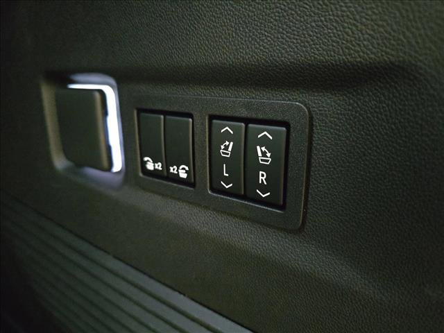 Used 2022 Chevrolet Suburban RST w/ Luxury Package image 15