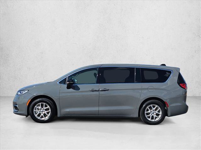 Used 2025 Chrysler Pacifica Select FWD image 9