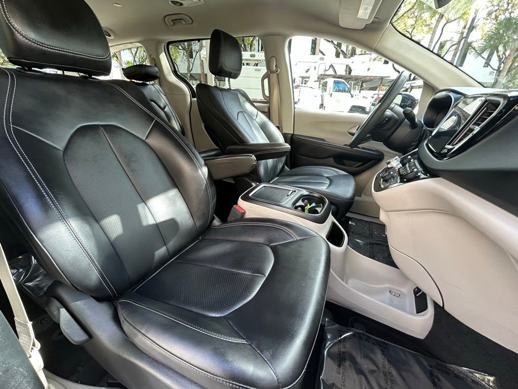 Certified 2024 Chrysler Pacifica Touring-L image 32