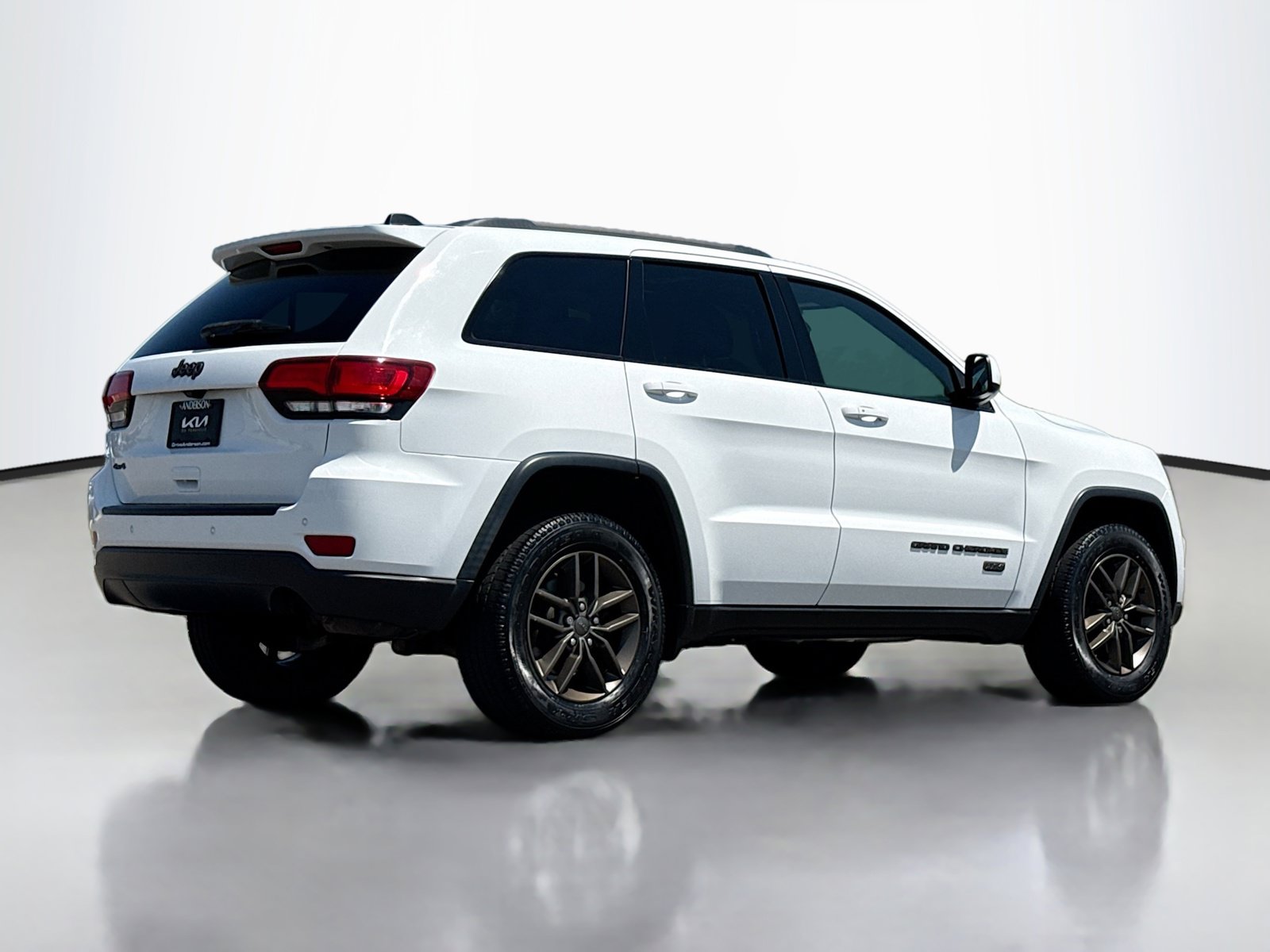 Used 2017 Jeep Grand Cherokee Laredo AWD/4WD image 2