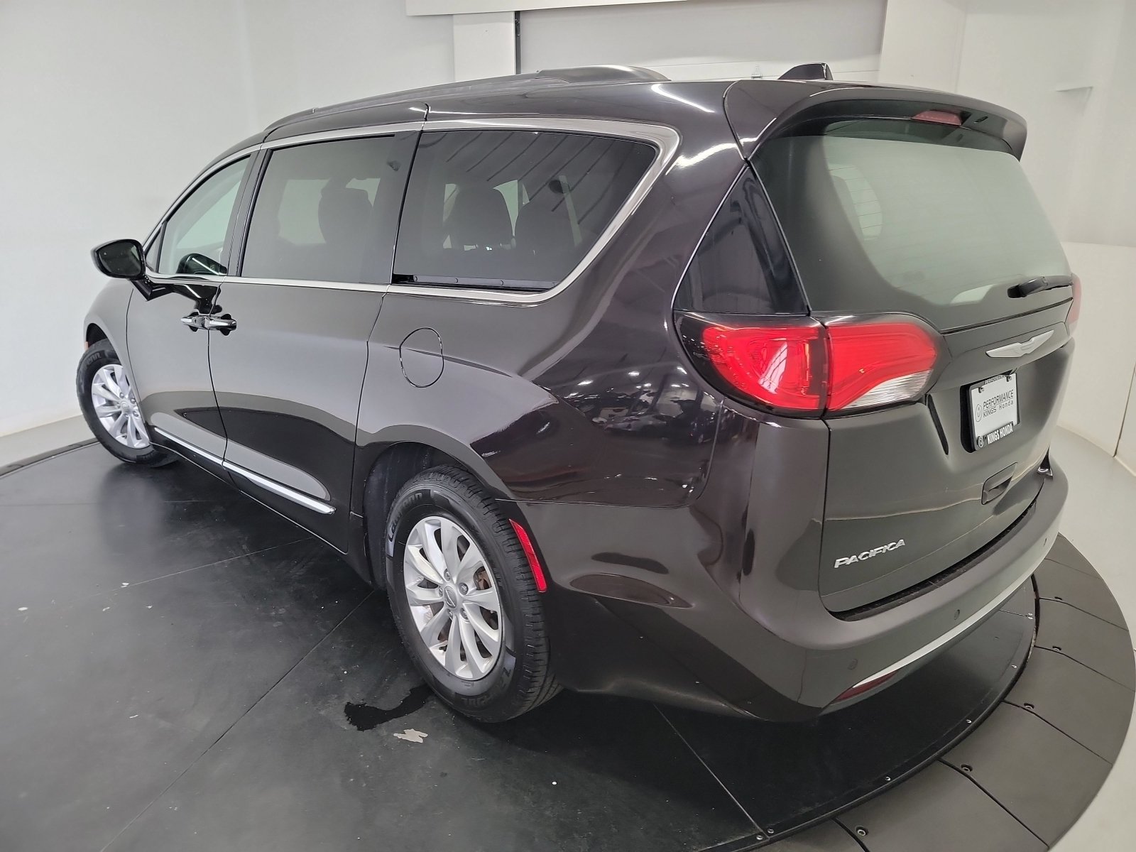 Used 2017 Chrysler Pacifica Touring-L FWD image 6
