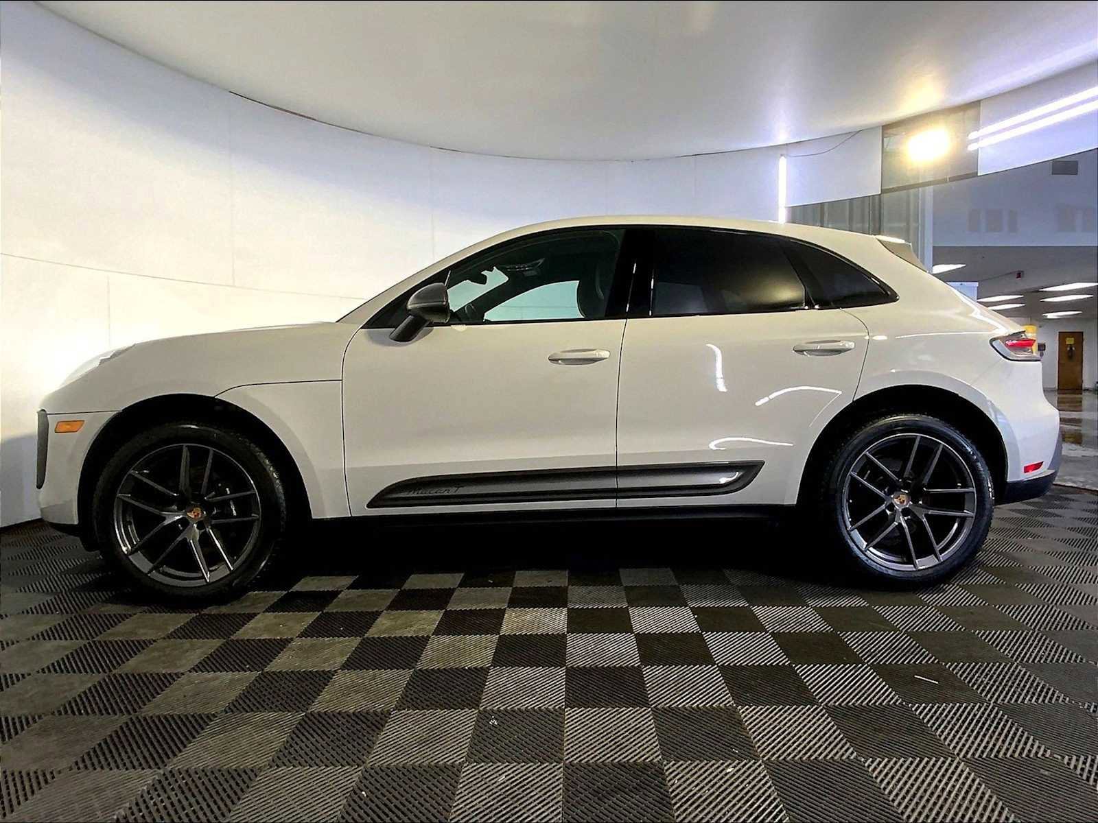 Certified 2023 Porsche Macan Turbo image 2