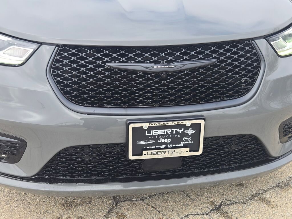 Used 2021 Chrysler Pacifica Limited w/ Uconnect Theater Family Group image 5