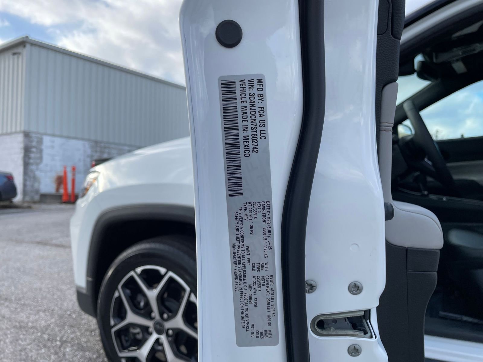 Used 2025 Jeep Compass Limited image 29