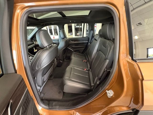 New 2026 Jeep Grand Cherokee Limited w/ Limited Altitude Package AWD/4WD image 19