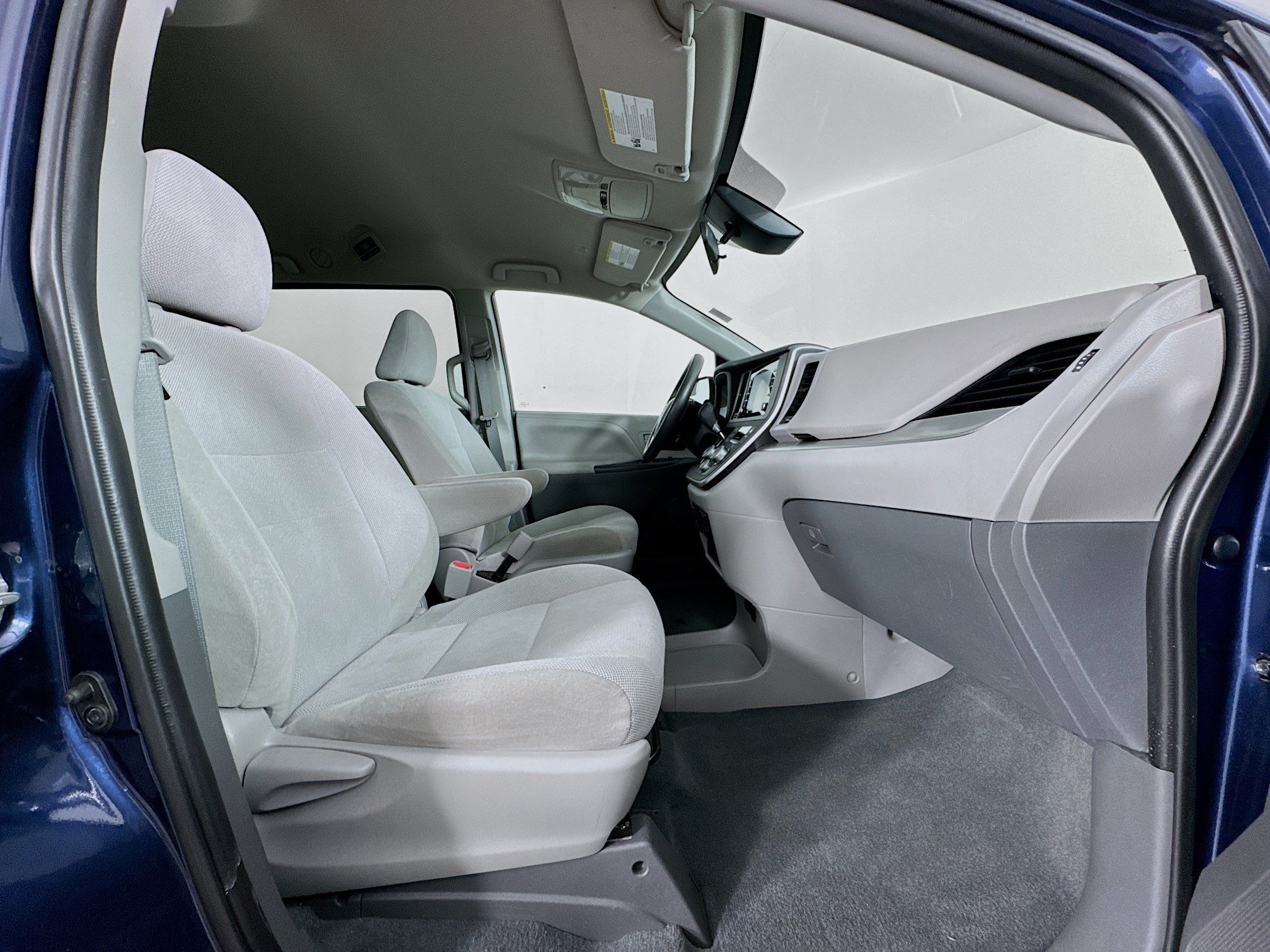 Certified 2020 Toyota Sienna L FWD image 28