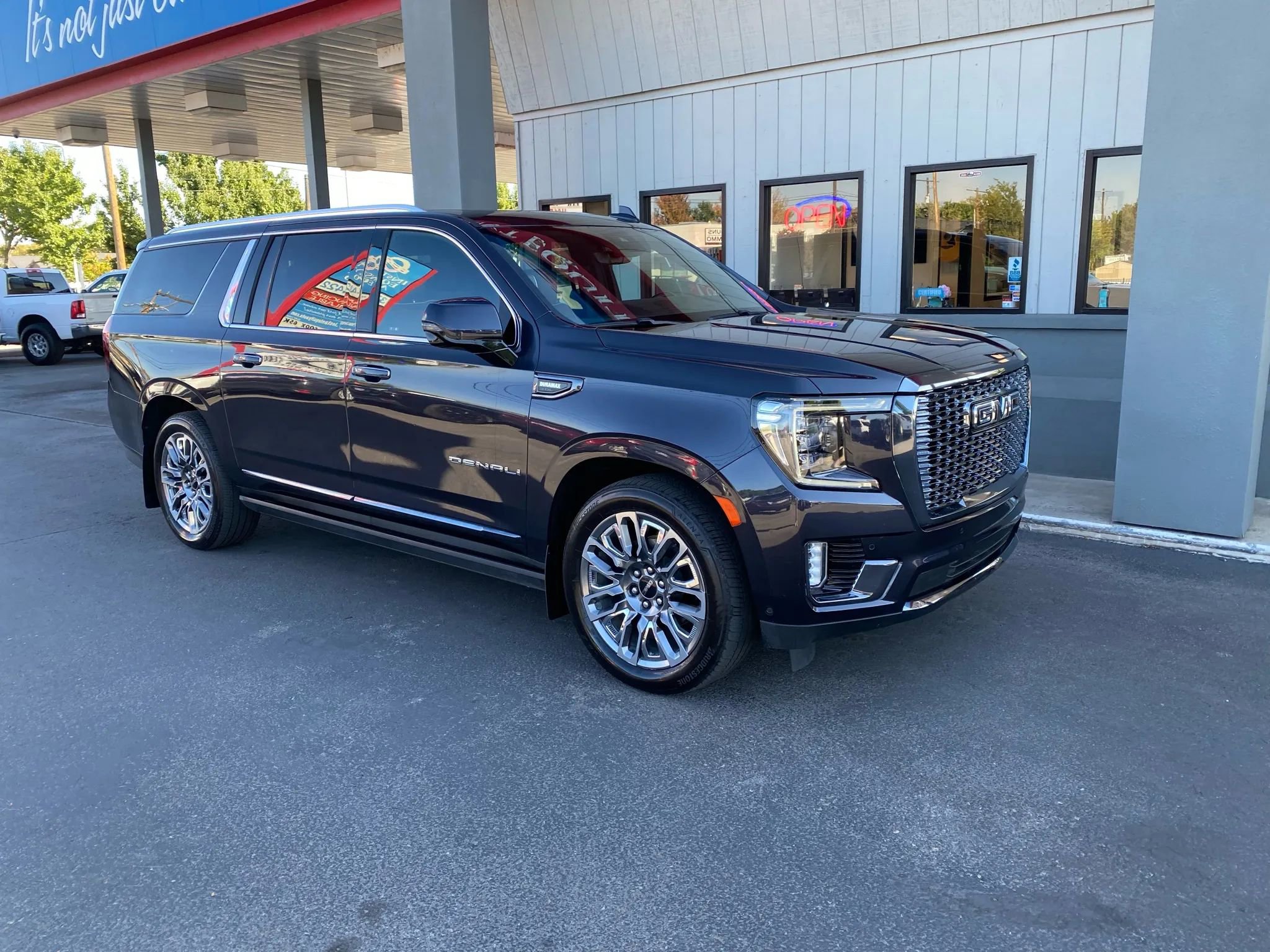 Used 2023 GMC Yukon XL Denali Ultimate image 2