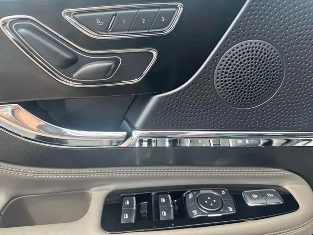 Used 2025 Lincoln Corsair AWD w/ Jet Appearance Package image 13