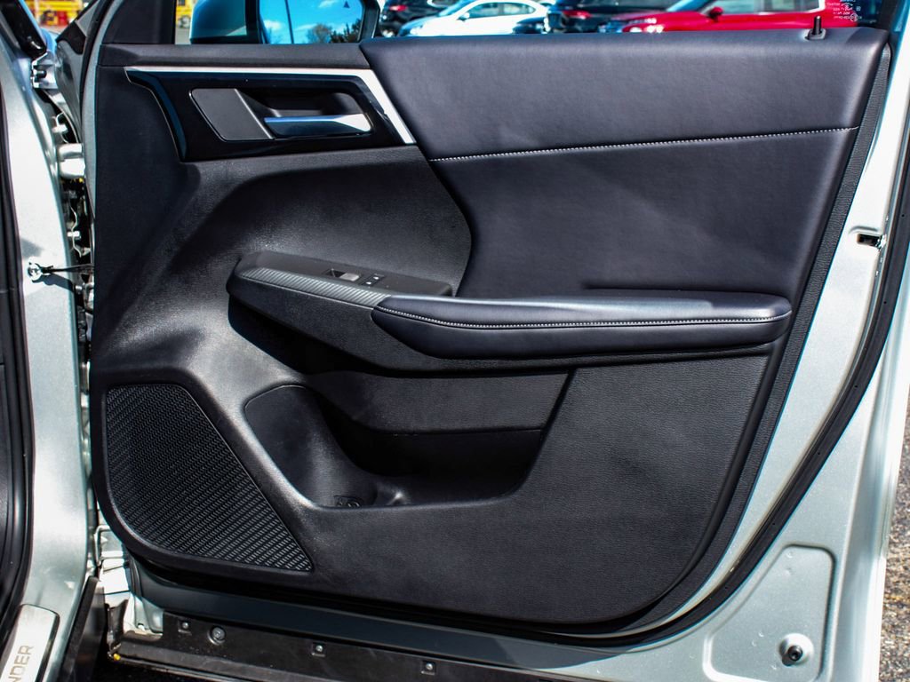 Used 2024 Mitsubishi Outlander SE image 13