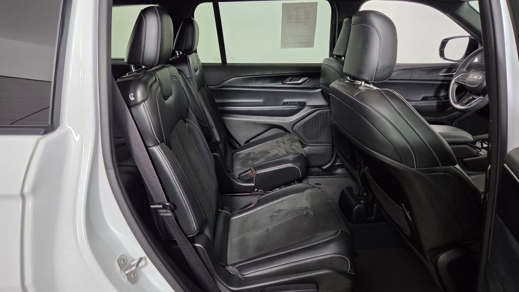 Used 2023 Jeep Grand Cherokee L Laredo image 35