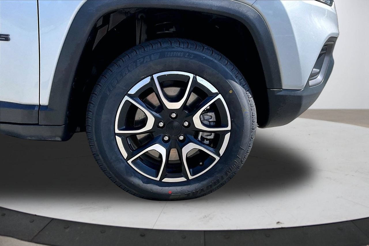 Used 2024 Jeep Compass Trailhawk AWD/4WD image 31