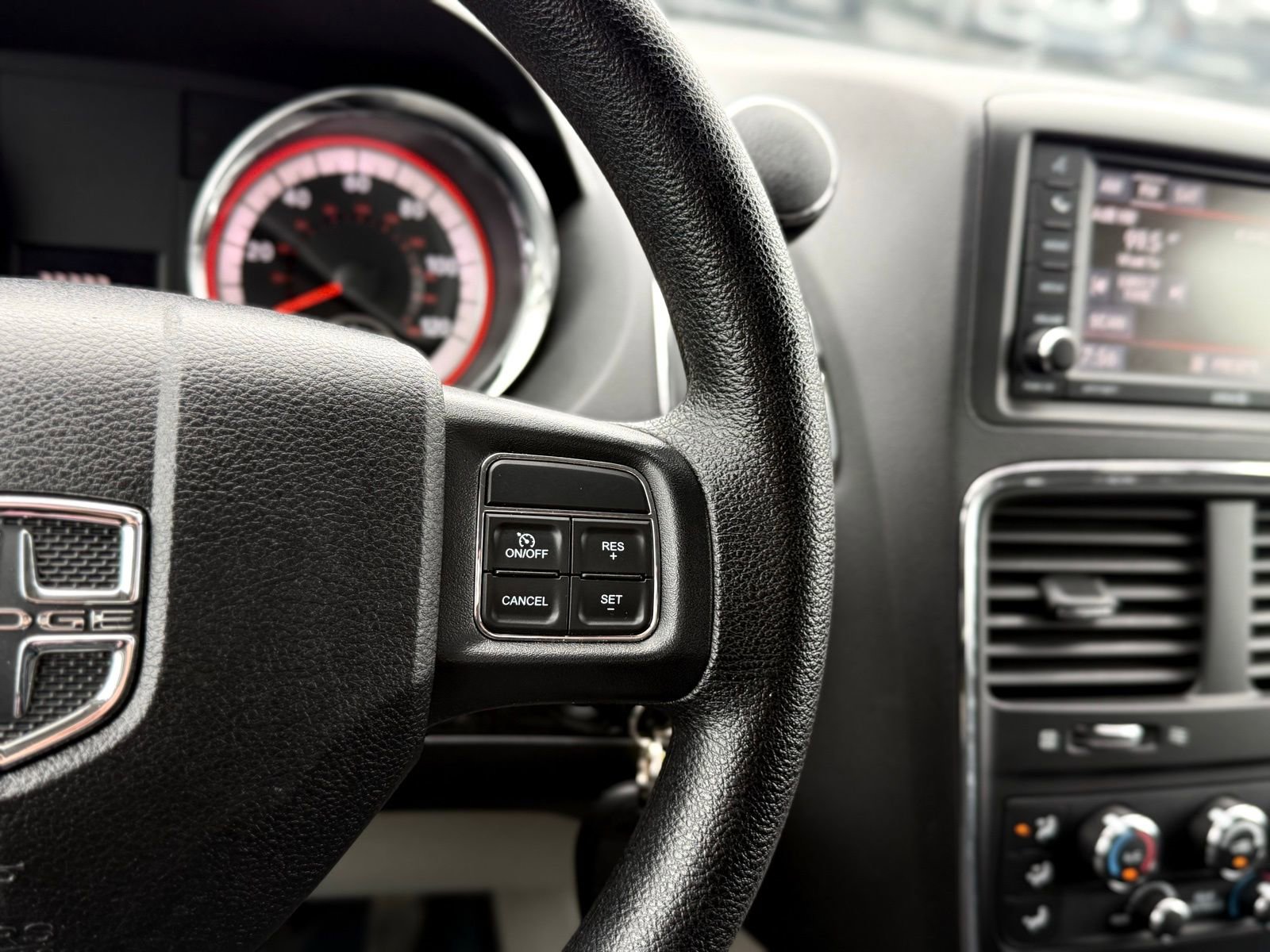 Used 2018 Dodge Grand Caravan SE w/ UConnect Hands-Free Group image 34