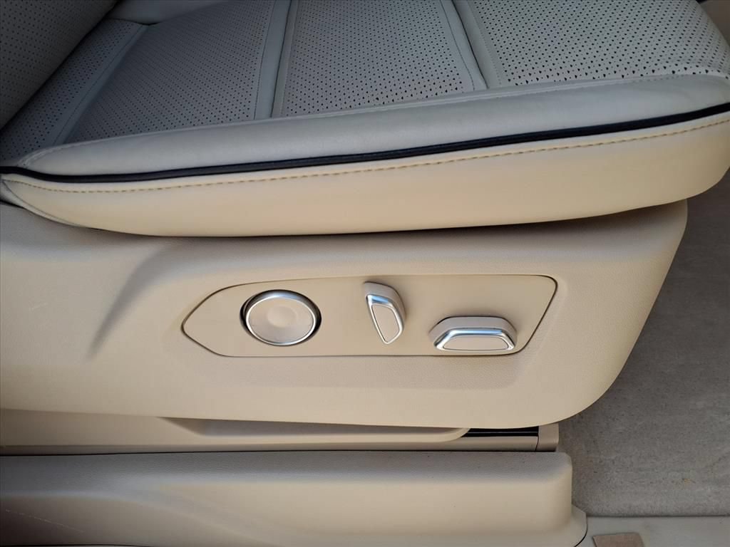 Used 2024 Cadillac Escalade Premium Luxury AWD/4WD image 10