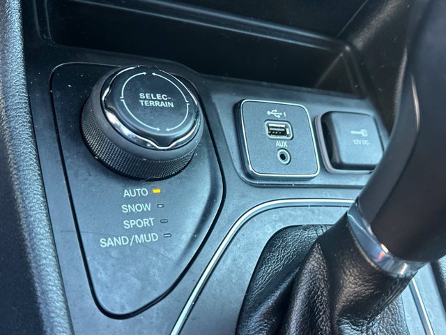 Used 2022 Jeep Cherokee Latitude Lux w/ Sun & Sound Group AWD/4WD image 6