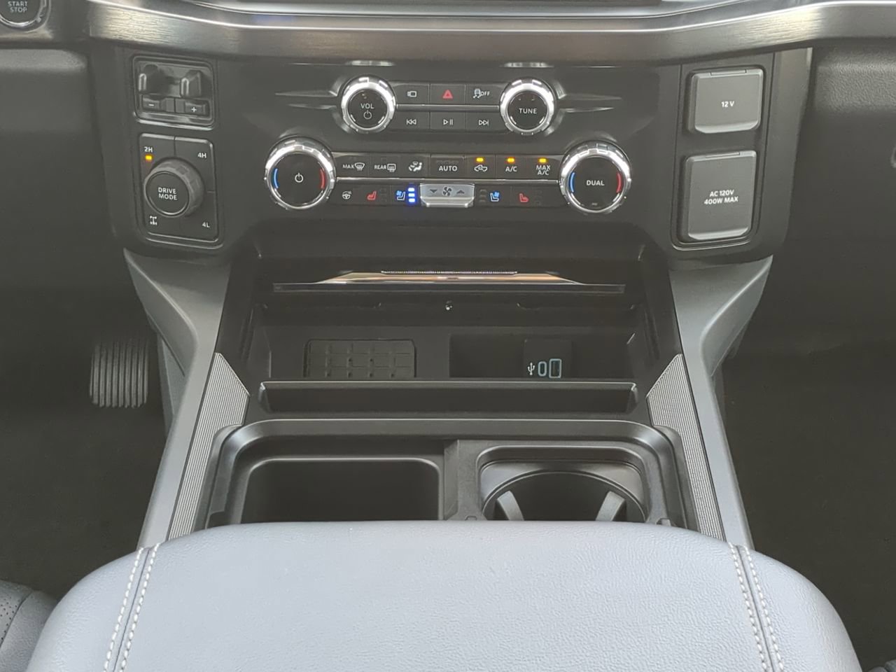 New 2026 Ford F250 Lariat w/ Black Appearance Package image 17