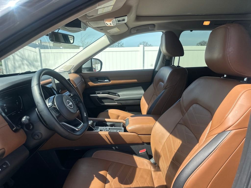 Used 2025 Nissan Pathfinder Platinum w/ Cargo Package image 11