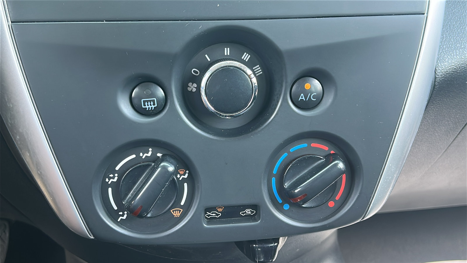 Used 2017 Nissan Versa SV FWD image 19