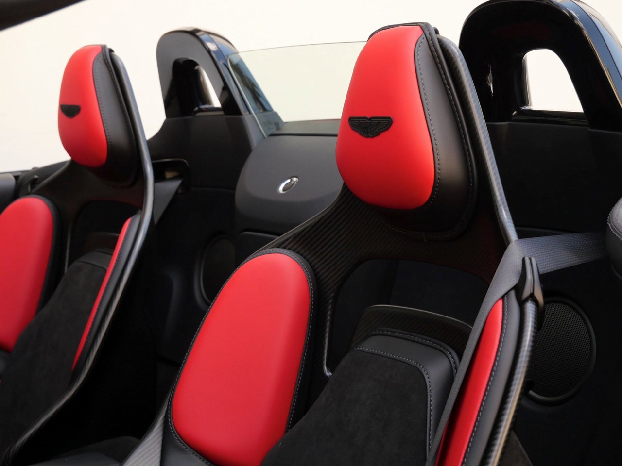 Used 2023 Aston Martin V12 Vantage Roadster image 4