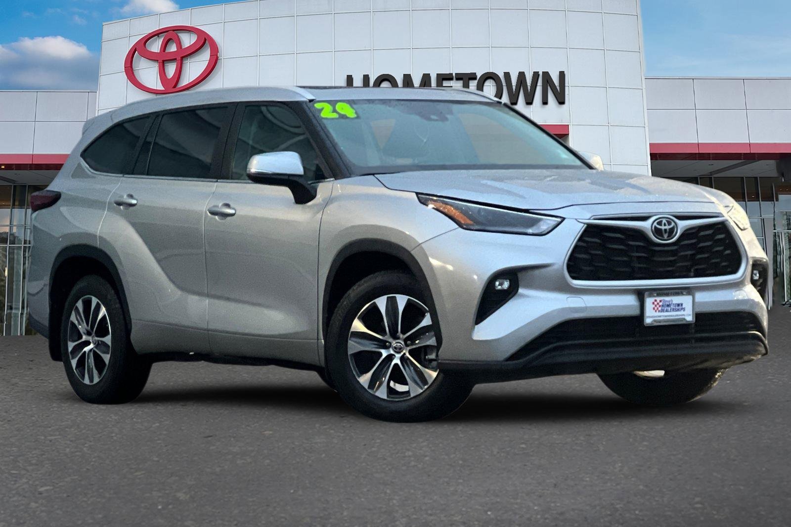 Used 2024 Toyota Highlander XLE image 2