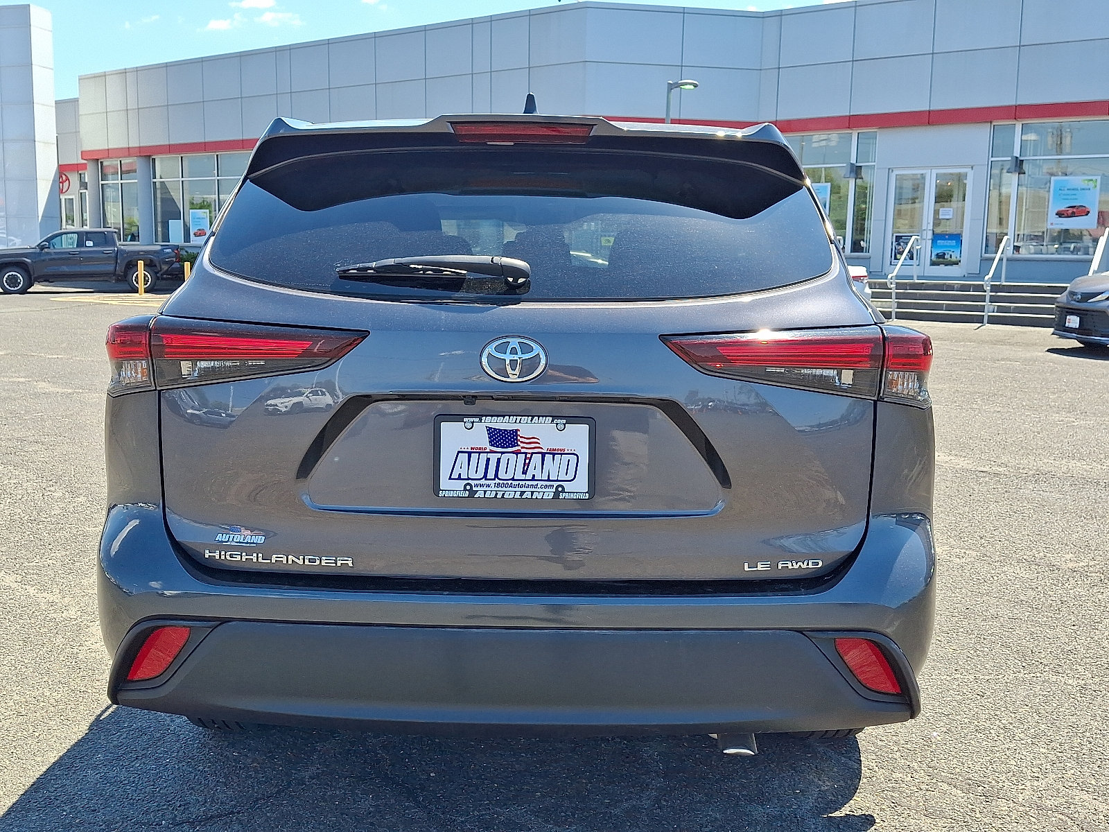 Used 2024 Toyota Highlander LE AWD/4WD image 6