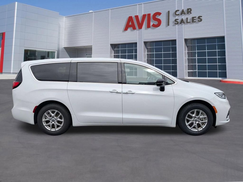 Used 2024 Chrysler Pacifica Touring-L image 5