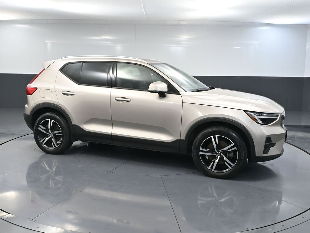 Used 2023 Volvo XC40 B5 Core image 4
