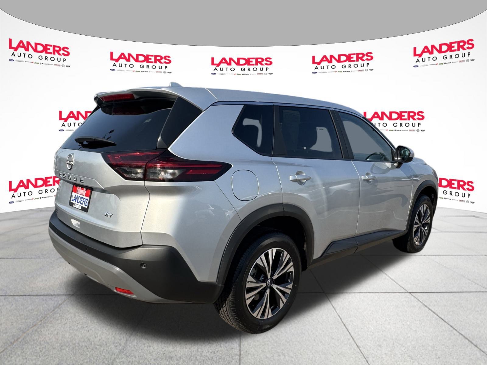 Used 2023 Nissan Rogue SV image 3
