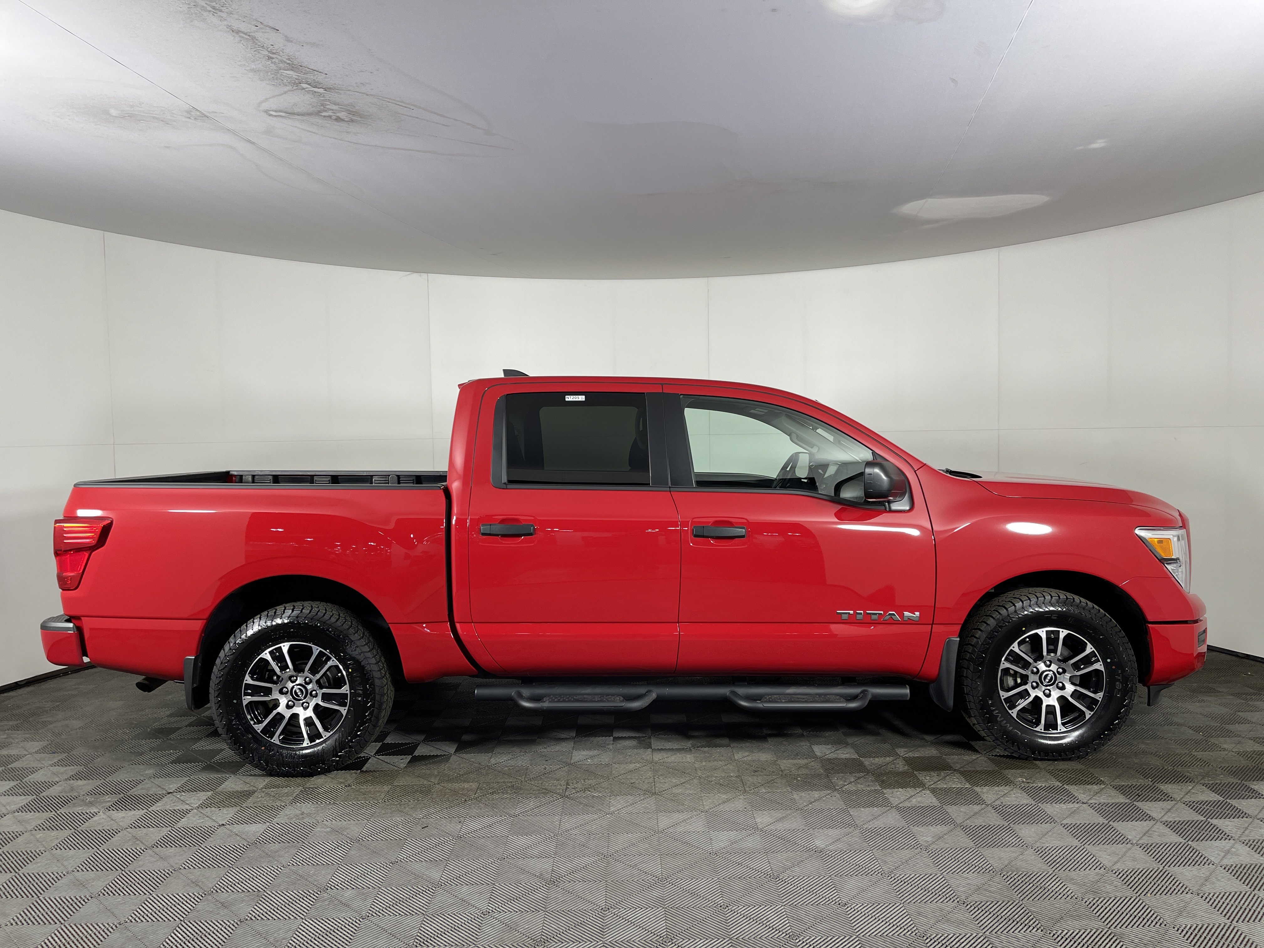 Used 2024 Nissan Titan SV image 5