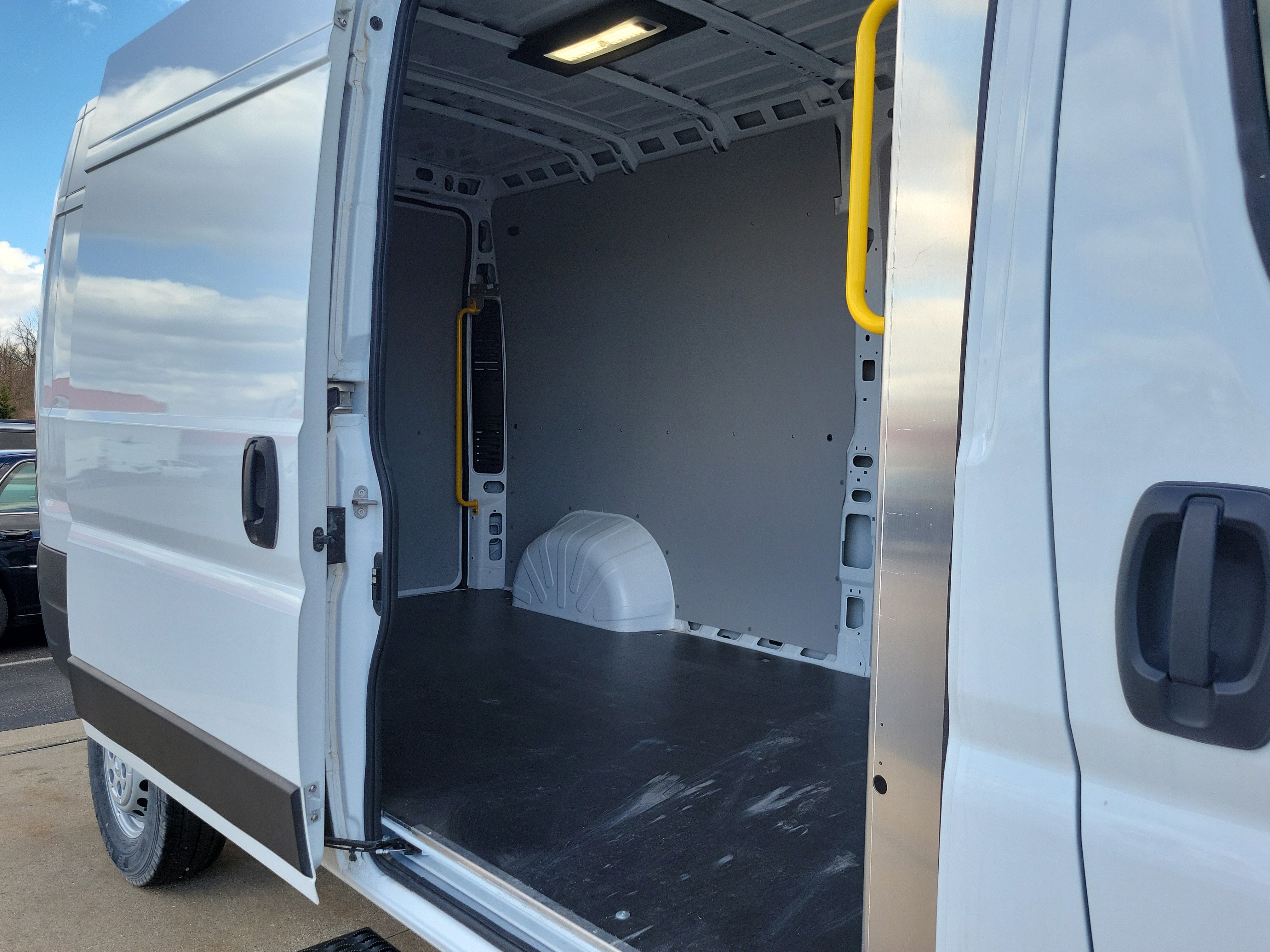 Used 2025 RAM ProMaster 2500 w/ Convenience Group FWD image 16