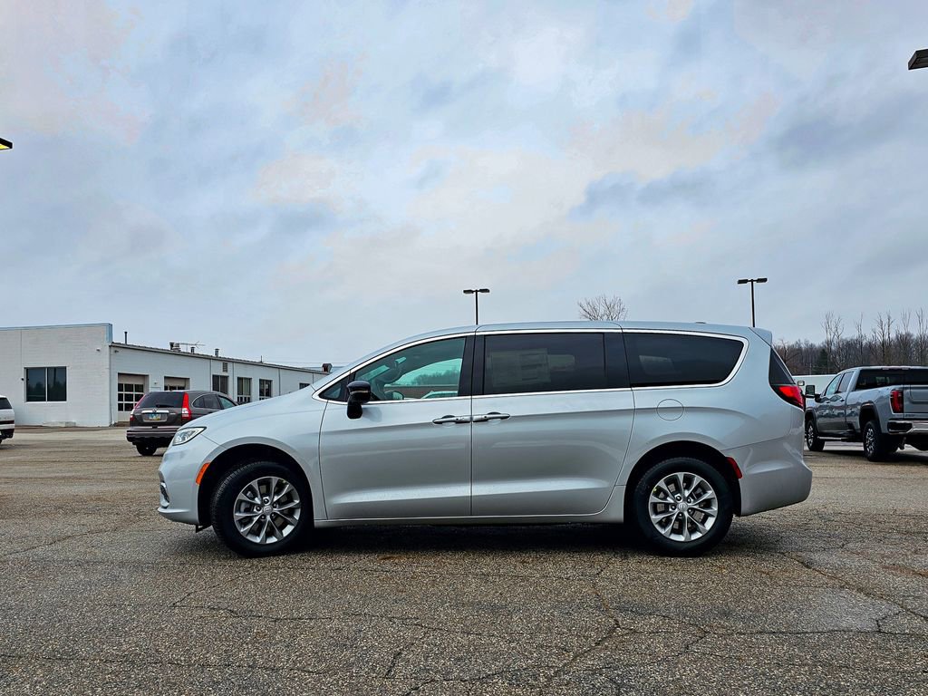 New 2026 Chrysler Pacifica Limited image 8