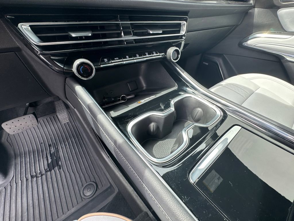 Used 2025 Chevrolet Traverse High Country image 33