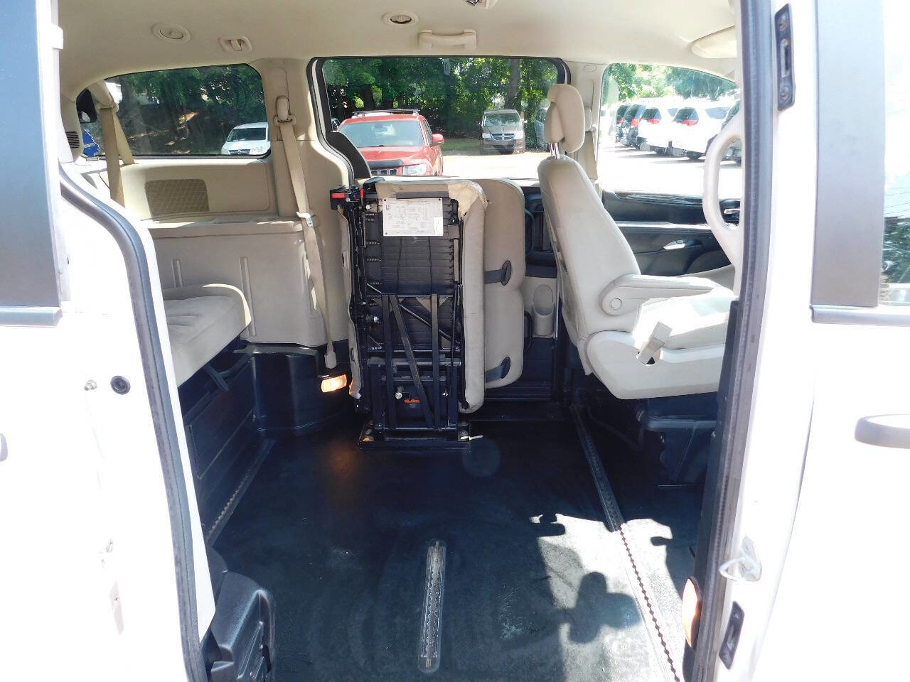 Used 2019 Dodge Grand Caravan SE image 4